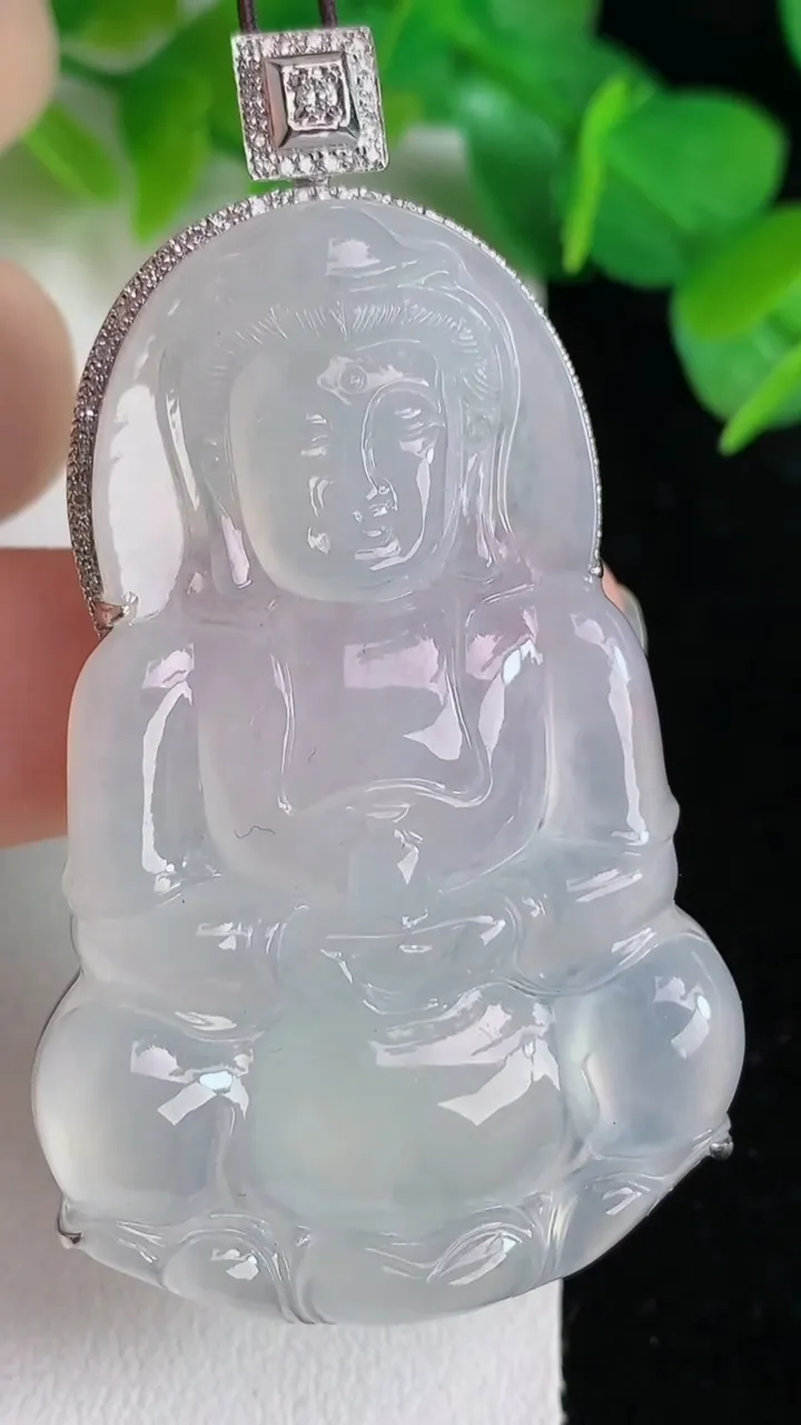 天然A货翡翠白冰观音菩萨吊坠，尺寸52-34-9.3，重量:21.00g
5月25日