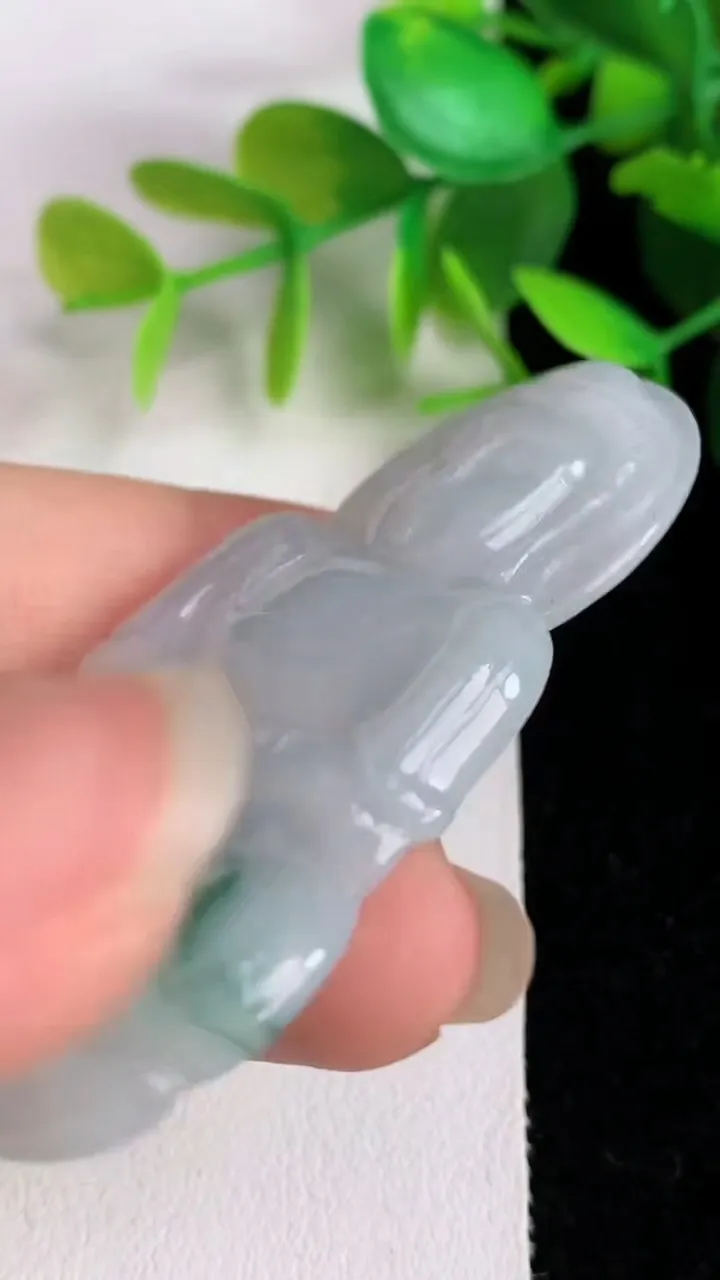 天然A货翡翠飘花观音菩萨吊坠，尺寸58.2-38.3-4.7，重:16.14g
5月25日