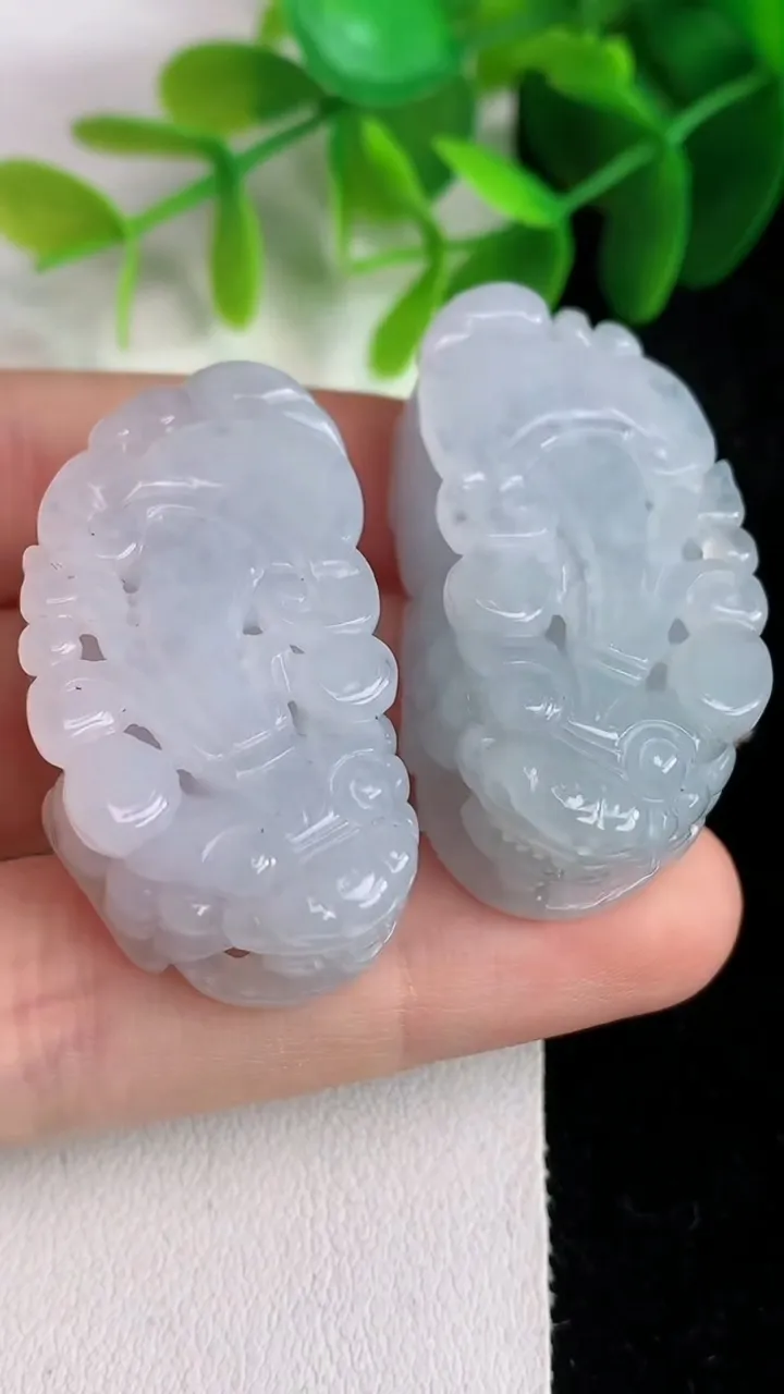 天然A货翡翠白冰貔貅吊坠一对，尺寸40.2-21-12.6，重量:44.00g
5月25日