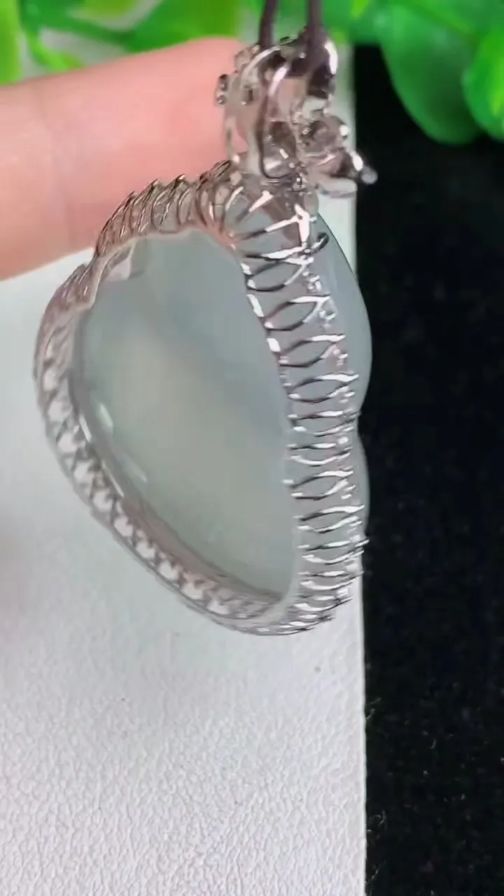 天然A货翡翠白冰葫芦吊坠，尺寸47.4-31-12.7，裸石34-27，重量:17.30g
5月25日