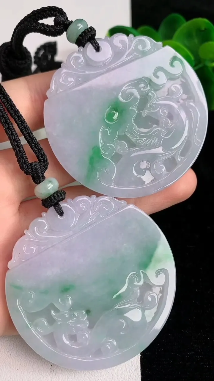 天然A货翡翠龙凤呈祥吊坠一对，尺寸50.5-5.8，重量:81.17g
5月26日