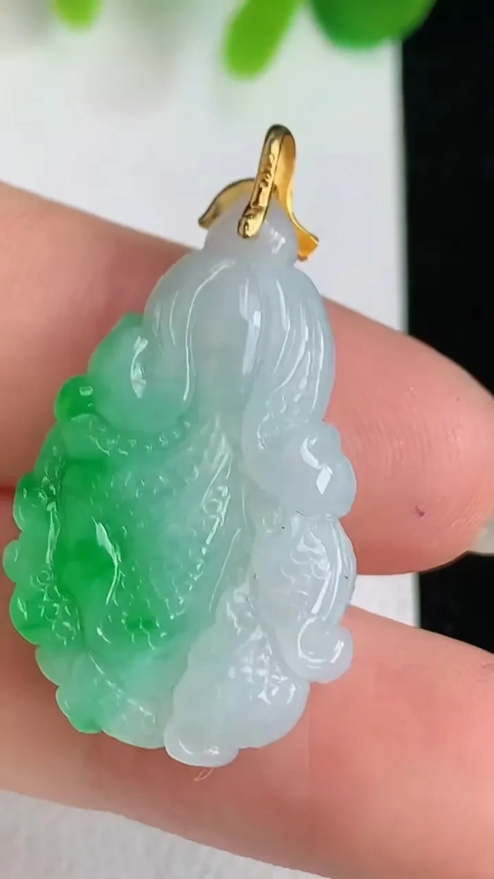 天然A货翡翠白菜吊坠，尺寸28.4-17-5，重量:4.36g
5月26日
