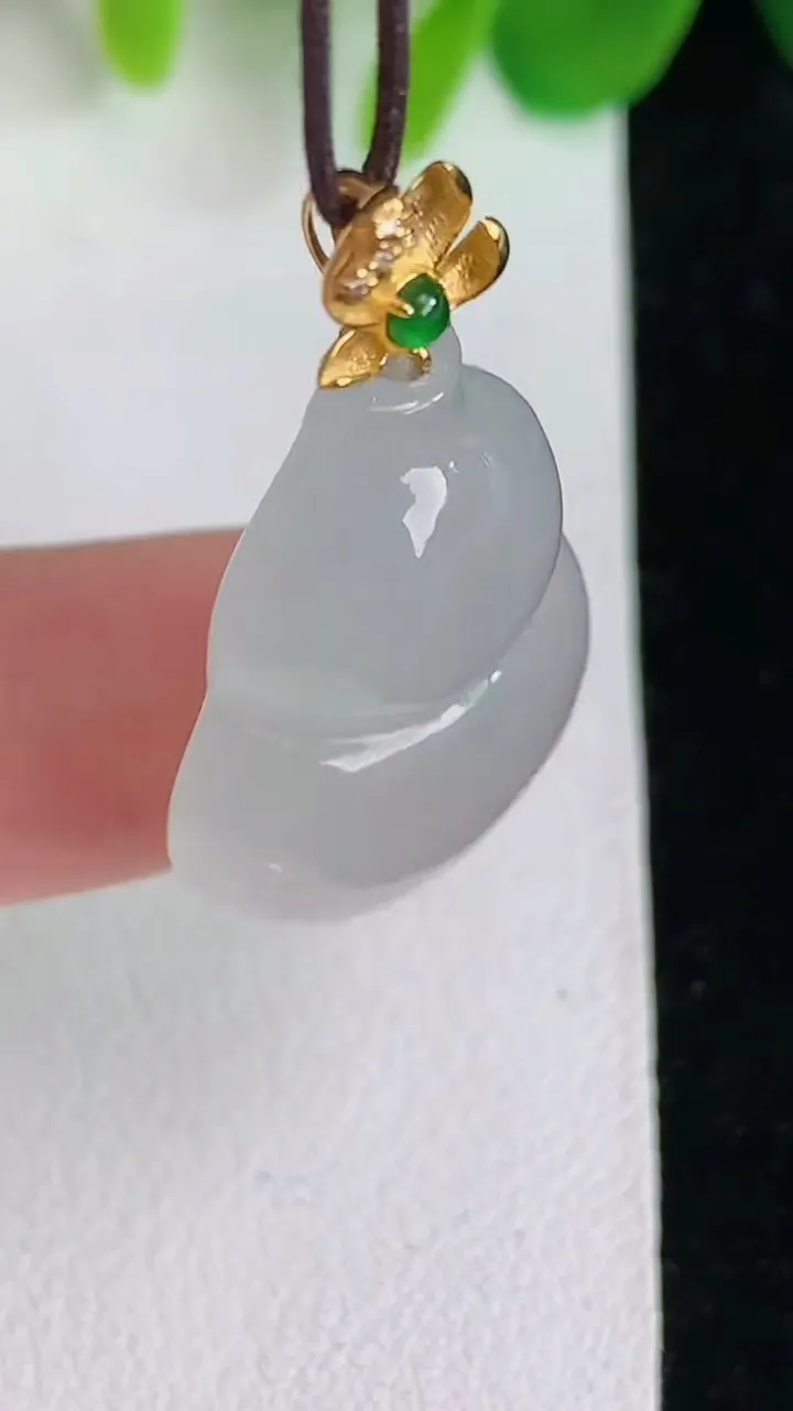 天然A货翡翠白冰葫芦吊坠，尺寸24.3-18.4-6，重量:5.30g
5月26日