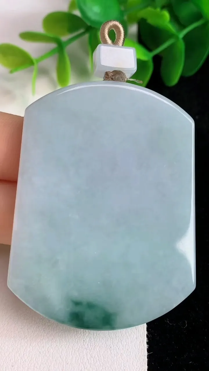 天然A货翡翠飘花无事牌吊坠，尺寸55-42-6.3，重量:44.46g
5月26日