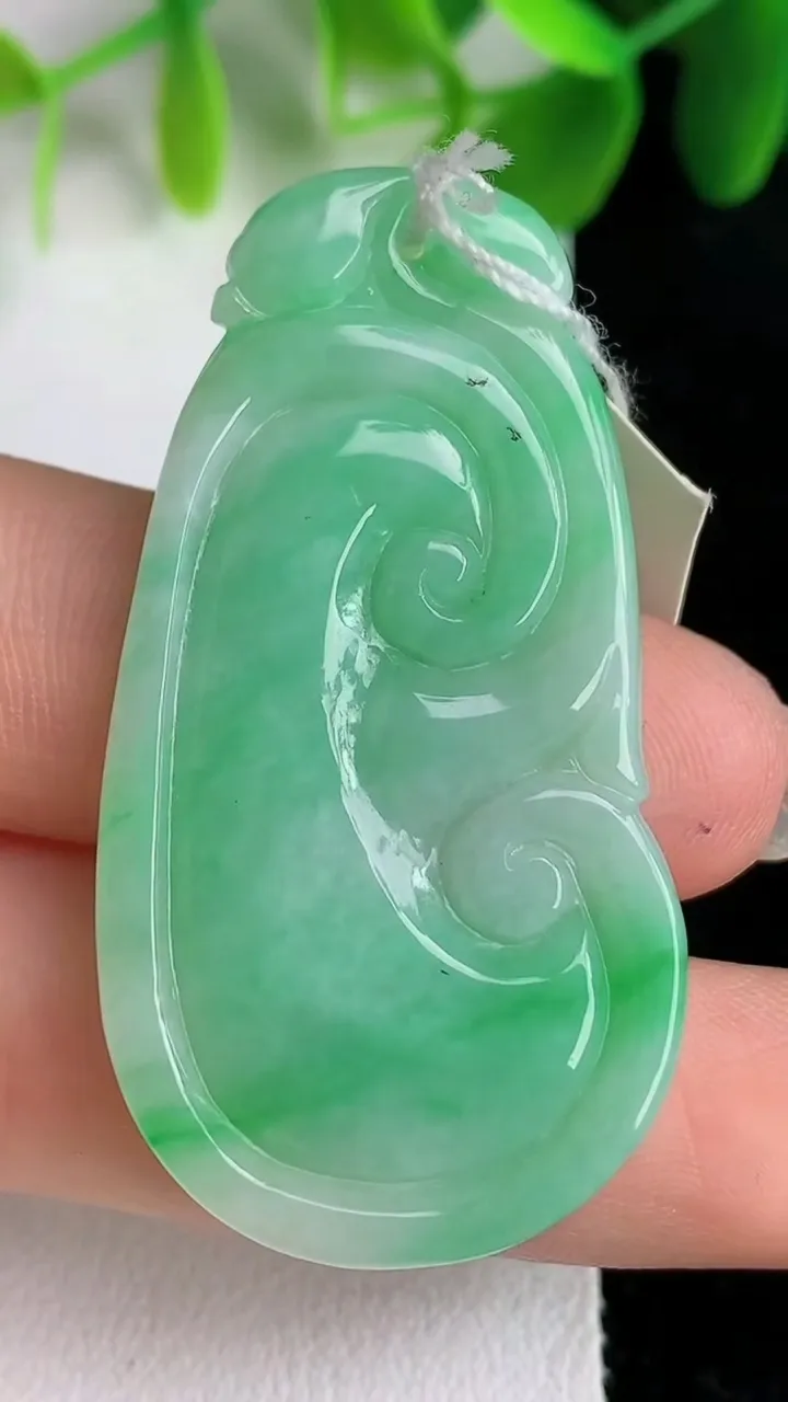 天然A货翡翠如意吊坠，尺寸45.2-23.2-4，重量:10.00g
5月26日