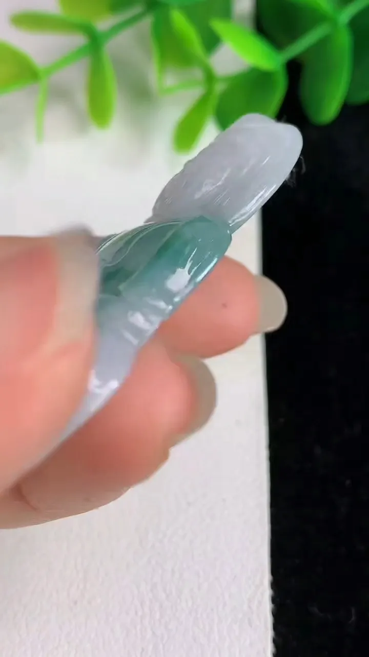 天然A货翡翠观音菩萨吊坠，尺寸49.7-31.7-5，重量:13.50g
5月26日