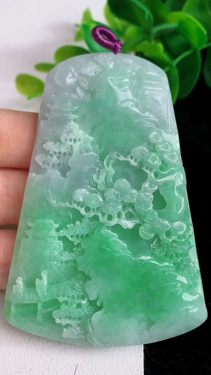 天然A货翡翠山水牌吊坠，尺寸76.2-52.8-6，重量:50.41g
5月26日