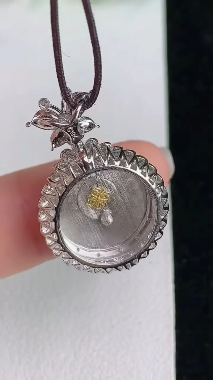 天然A货翡翠平安扣吊坠，尺寸24.8-17-7.5，裸石12.6，重量:2.60g
5月26日