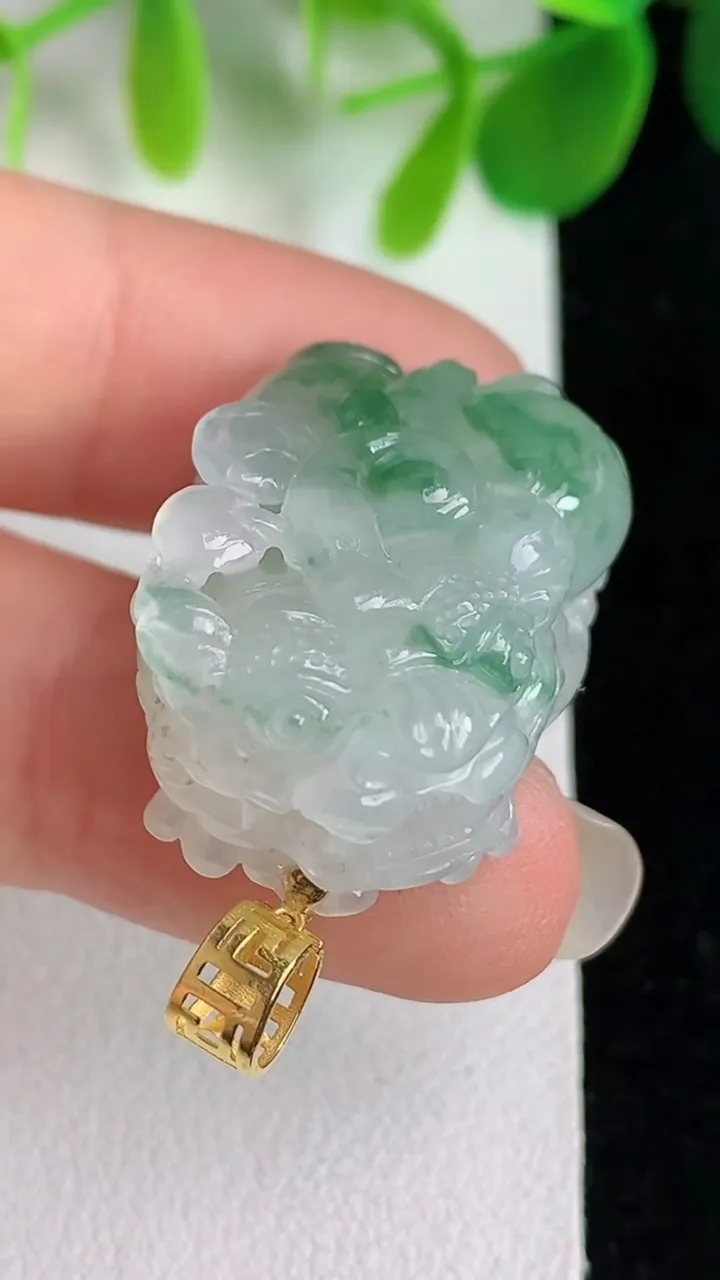 天然A货翡翠k金飘花貔貅吊坠，尺寸26.6-18.4-12，重量:12.20g
5月26日