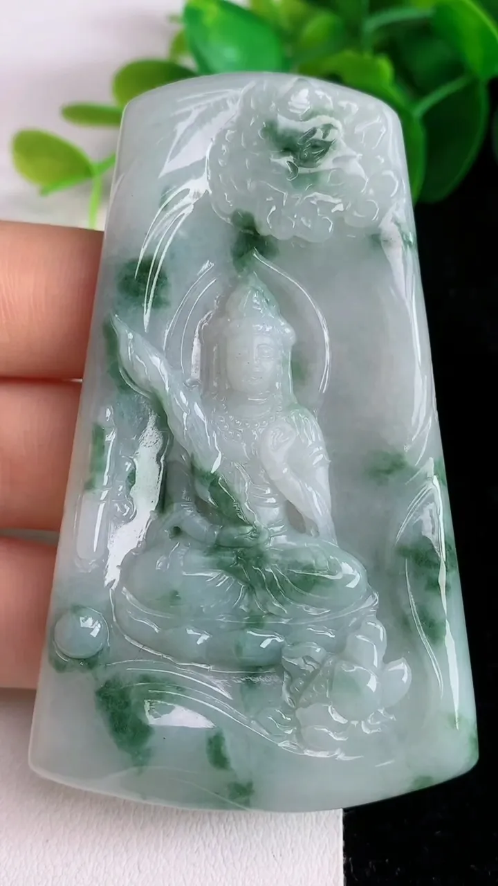 天然A货翡翠飘花文殊菩萨吊坠，尺寸72-43.5-6，重量:43.13g
5月26日