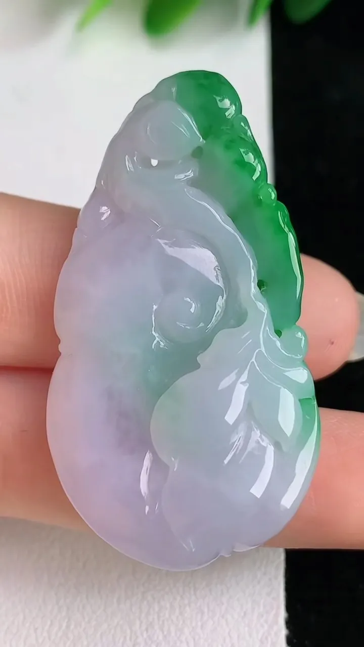 天然A货翡翠如意吊坠，尺寸44.6-23.7-11.7，重量:15.00g
5月26日