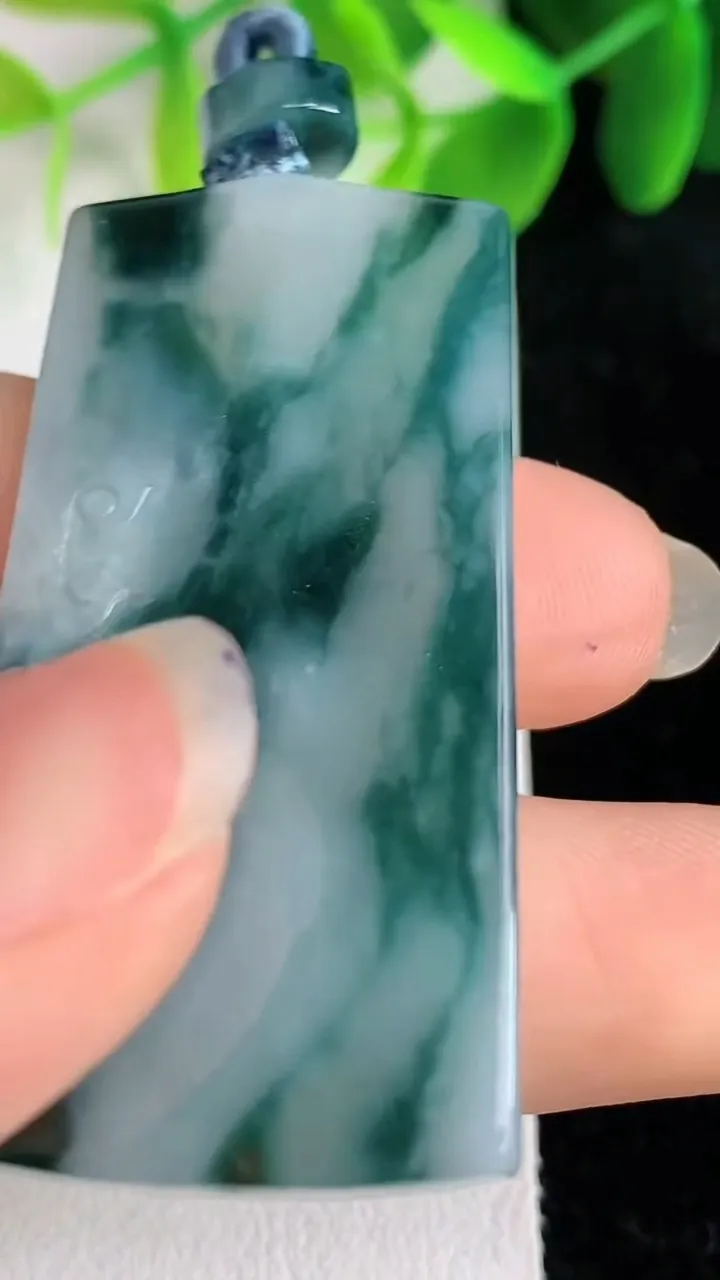 天然A货翡翠飘花仿古无事牌吊坠，尺寸45.6-24-5.4，重量:16.25g
5月26日