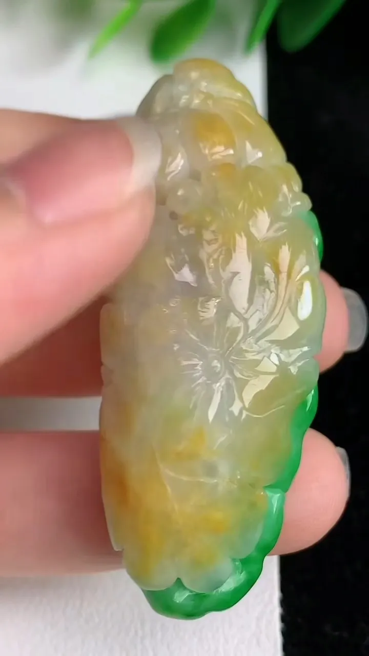 天然A货翡翠双彩荷叶鱼吊坠，尺寸55.2-20.8-16，重量:28.71g
5月26日