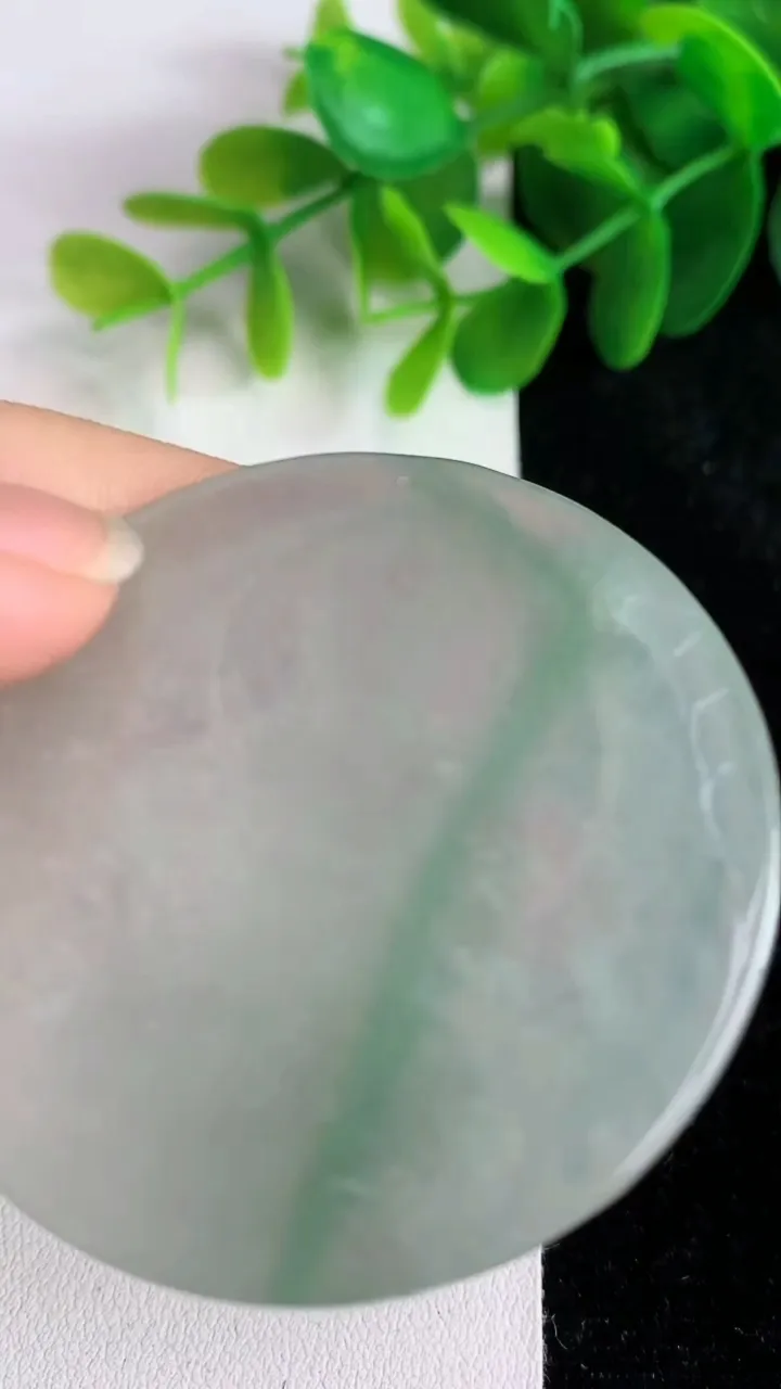 天然A货翡翠不动明王吊坠，尺寸49.6-5.7，重量:27.70g
5月26日