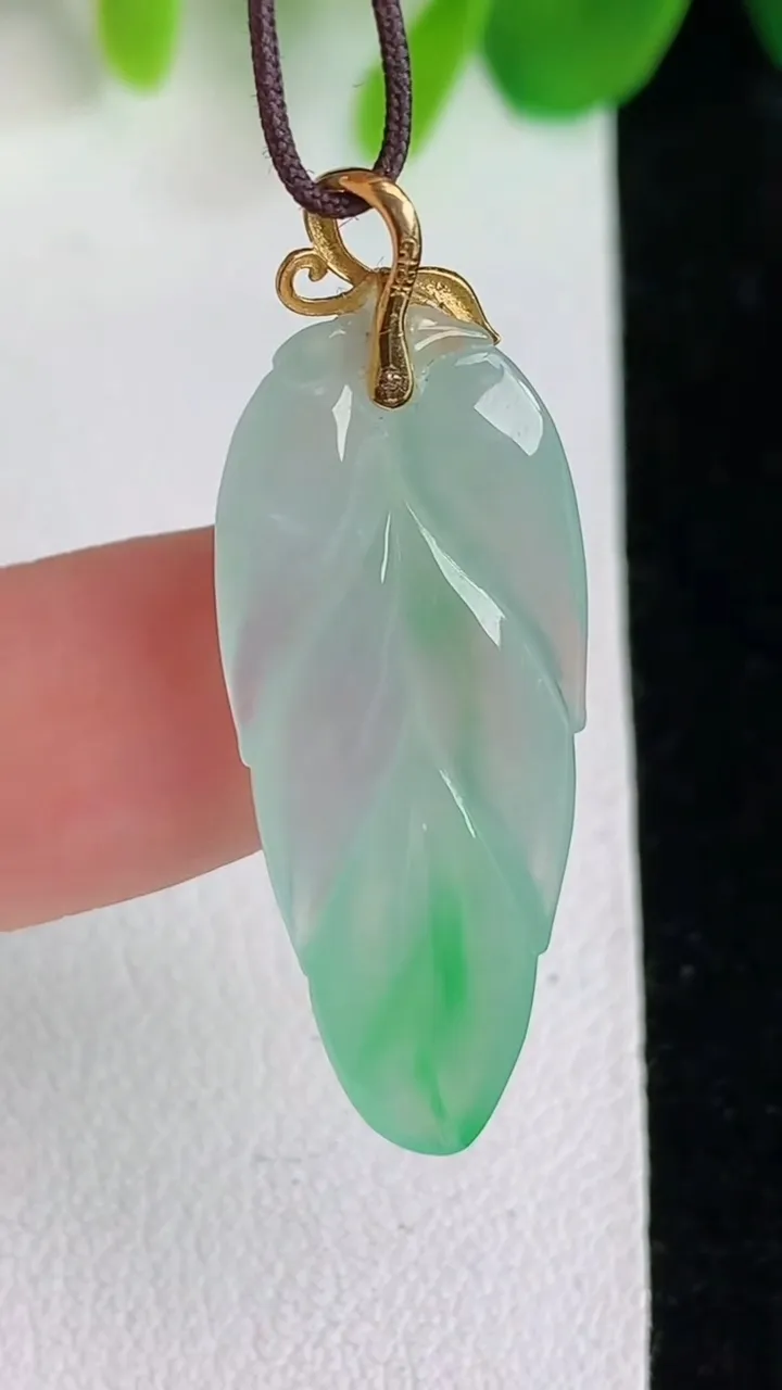 天然A货翡翠金枝玉叶 叶子吊坠，尺寸30.5-12.4-3.7，重量:2.85g
5月26日