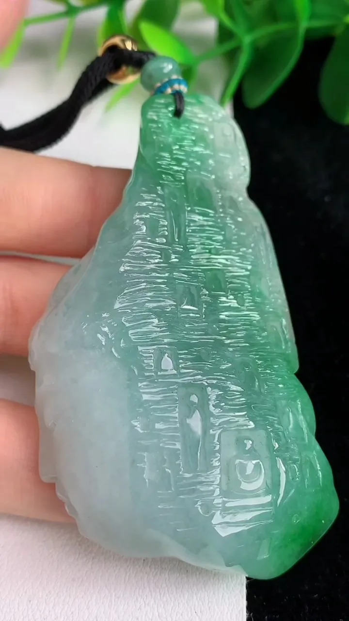 天然A货翡翠佛头吊坠，尺寸74-40-12.8，重量:68.10g
5月26日