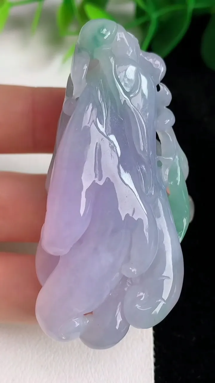 天然A货翡翠春带彩 紫罗兰佛手瓜吊坠，尺寸61.7-30-22.5，重量:53.18g
5月26日
