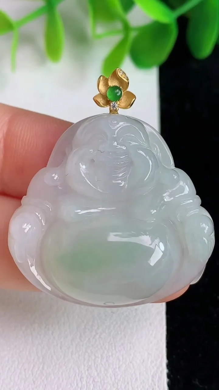 天然A货翡翠佛公吊坠，尺寸30.3-32.6-7.2，重量:11.35g
5月26日