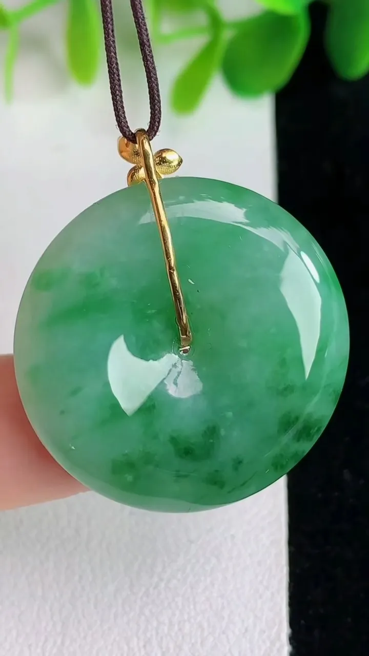 天然A货翡翠平安扣吊坠，尺寸28.4-5.4，重量:9.52g
5月26日