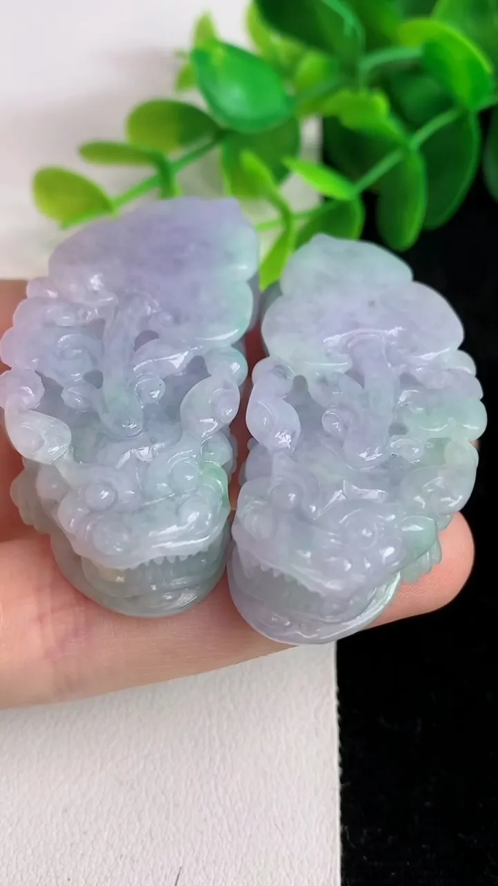 天然A货翡翠春带彩 紫罗兰貔貅吊坠一对，尺寸50-24.5-11.5，重量:60.82g
5月26日