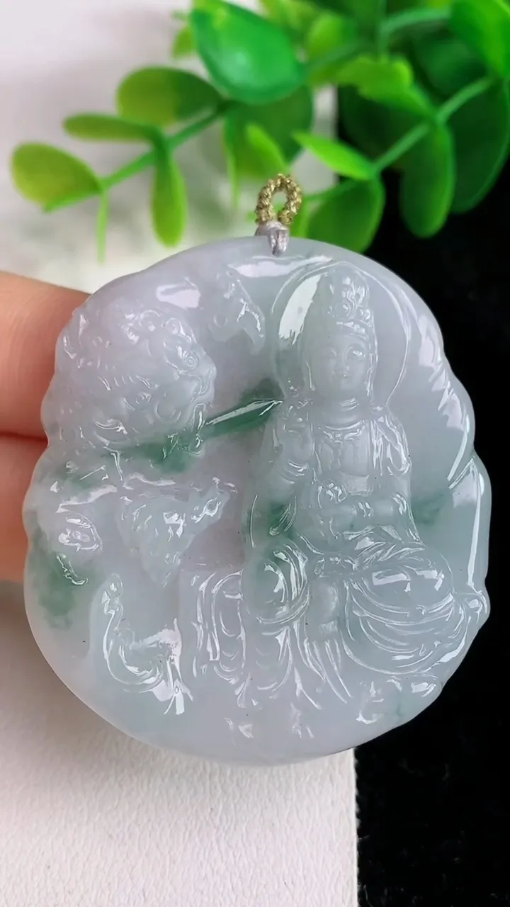 天然A货翡翠飘花文殊菩萨吊坠，尺寸49.3-43.6-5.3，重量:25.34g
5月26日