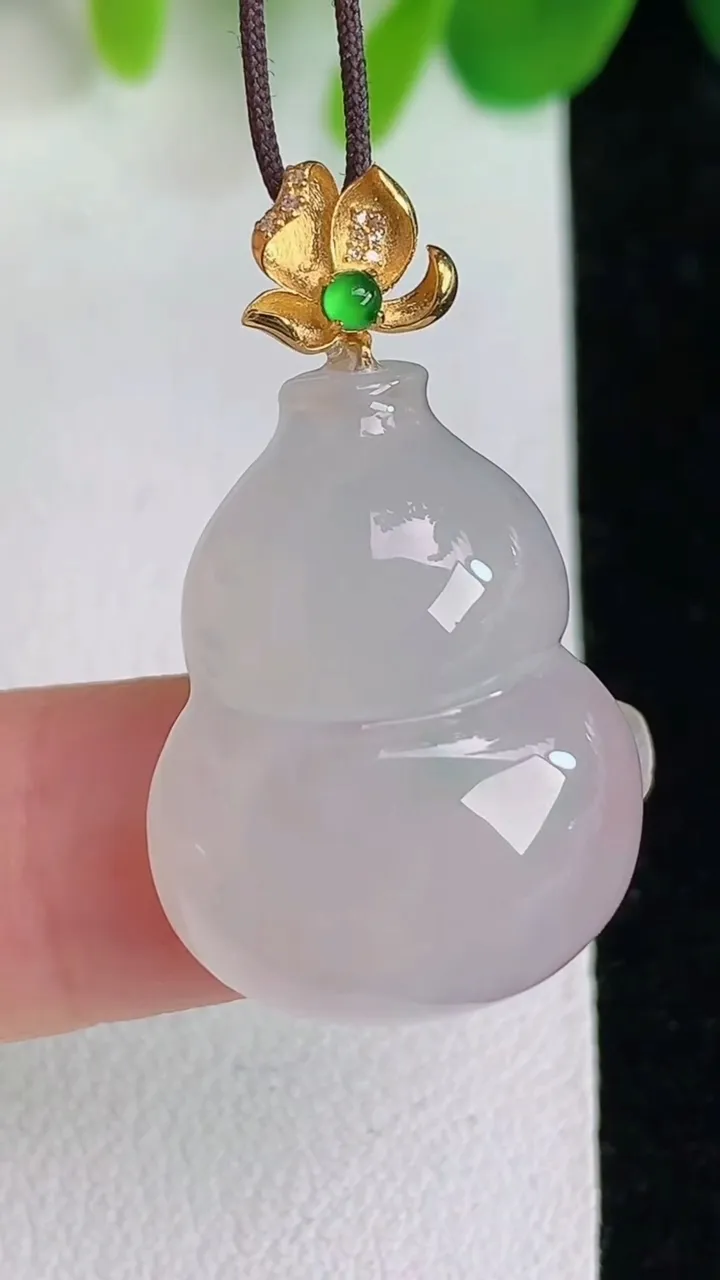 天然A货翡翠白冰葫芦吊坠，尺寸24.3-18.4-6，重量:5.30g
5月26日