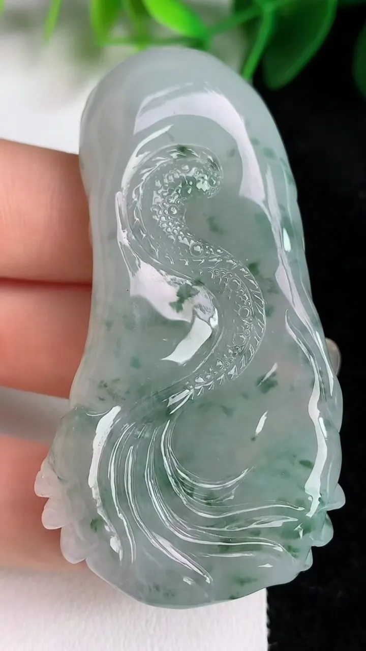 天然A货翡翠飘花龙牌吊坠，尺寸62.4-31.5-13.3，重量:46.00g
5月26日
