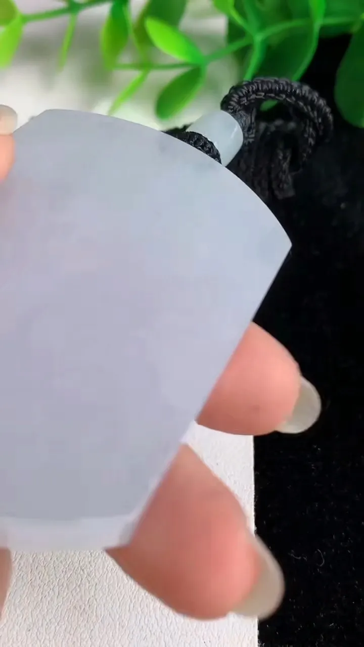 天然A货翡翠无事牌吊坠，尺寸55-41-7，重量:49.10g
5月26日