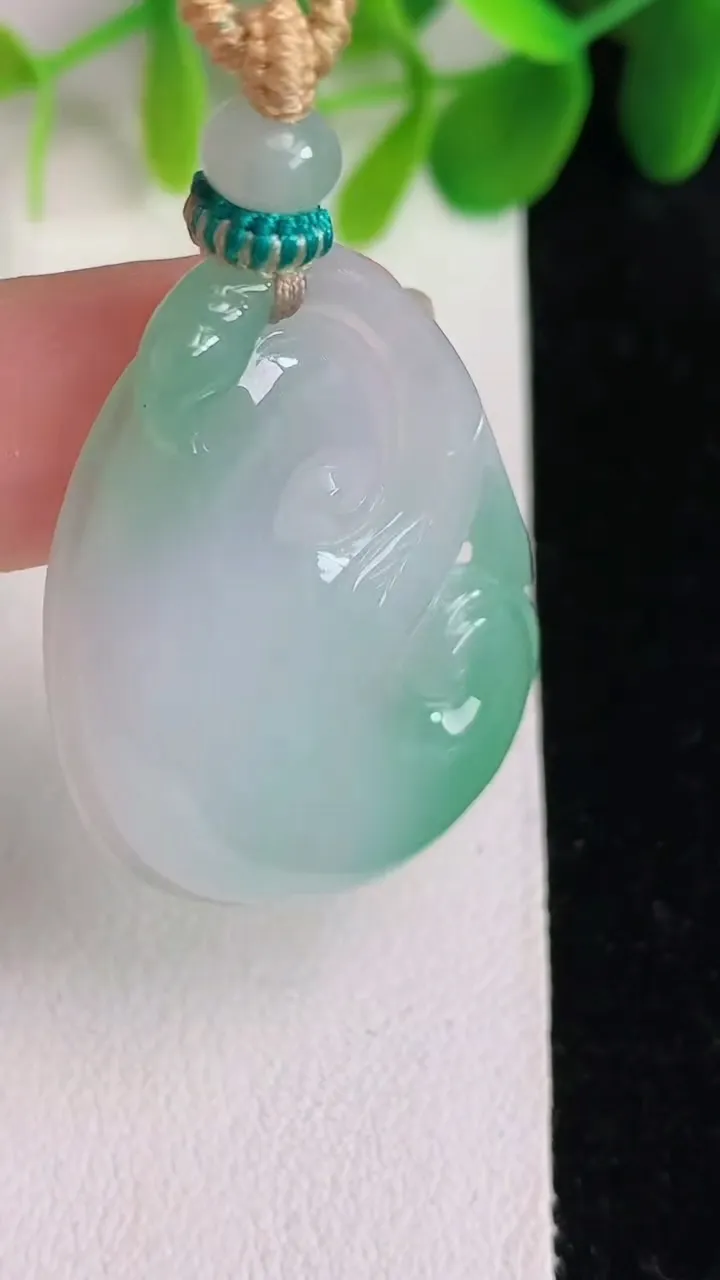 天然A货翡翠如意吊坠，尺寸36.5-25.7-5.4，重量:10.40g
5月26日
