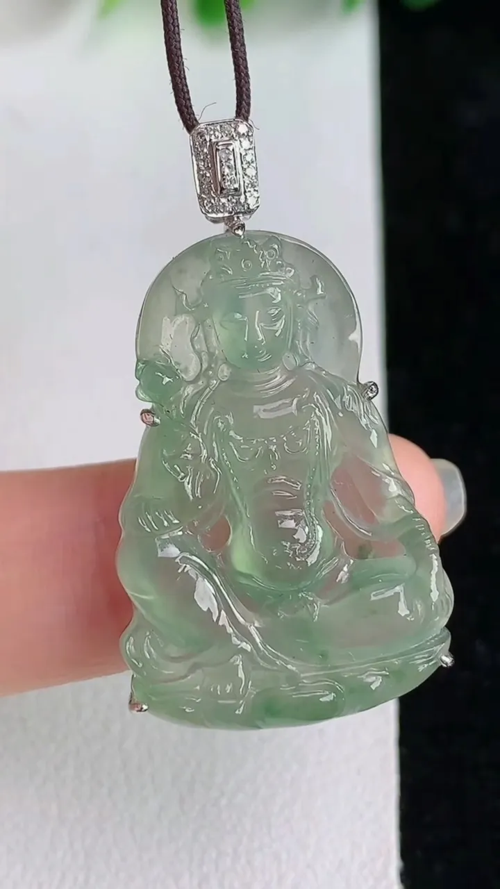天然A货翡翠大势至观音菩萨吊坠，尺寸30-19.2-5.7，重量:4.63g
5月26日
