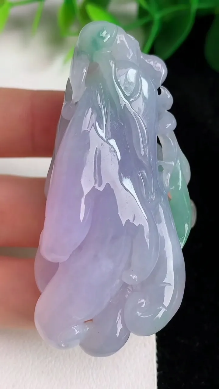 天然A货翡翠春带彩 紫罗兰佛手瓜吊坠，尺寸61.7-30-22.5，重量:53.18g
5月26日