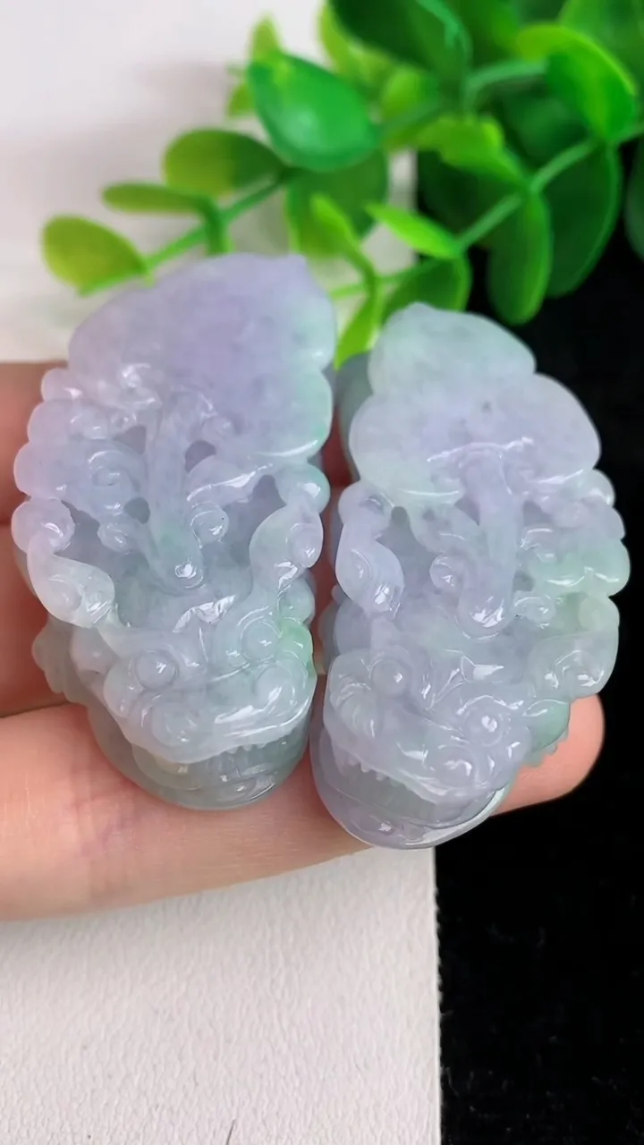 天然A货翡翠春带彩 紫罗兰貔貅吊坠一对，尺寸50-24.5-11.5，重量:60.82g
5月26日