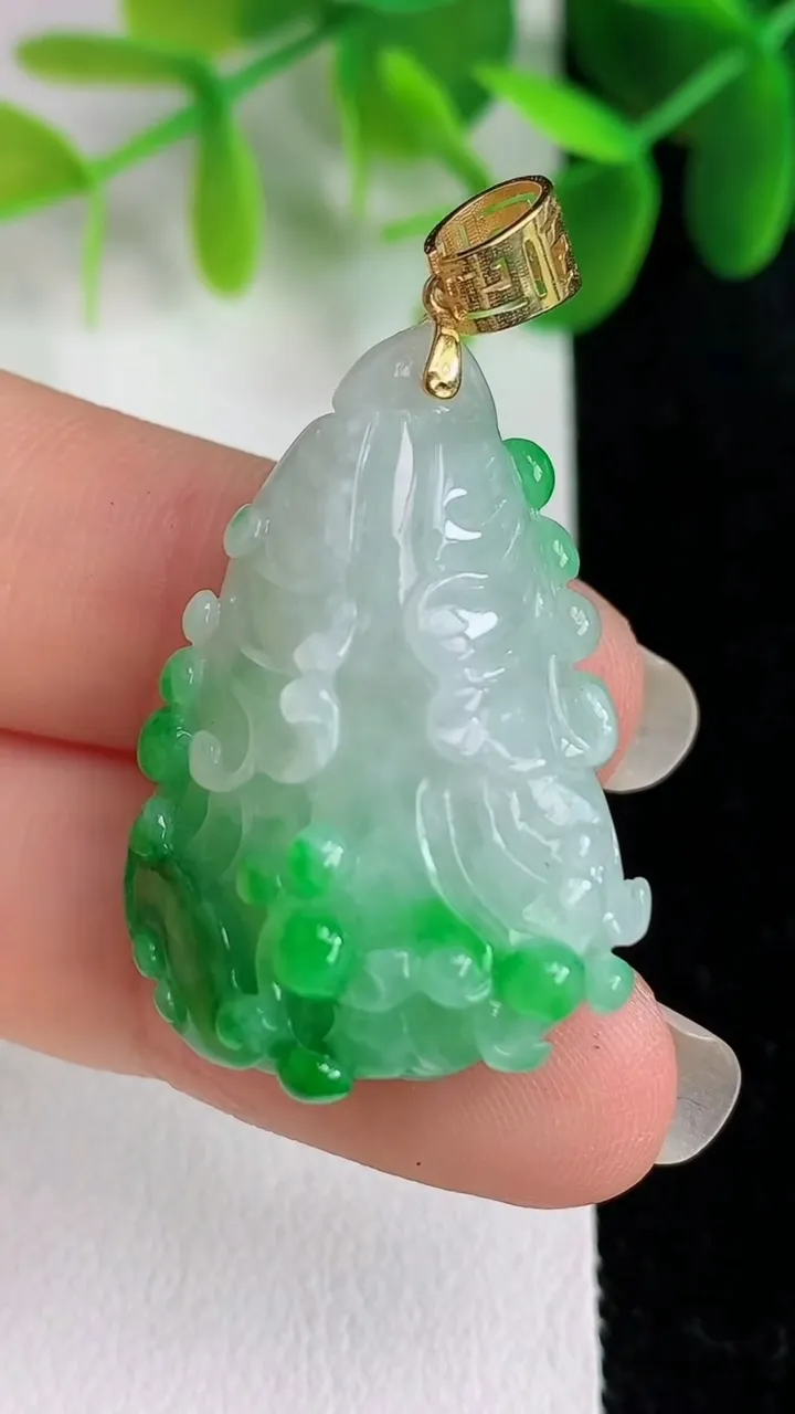 天然A货翡翠白菜吊坠，尺寸31.3-22.5-12，重量:11.20g
5月26日