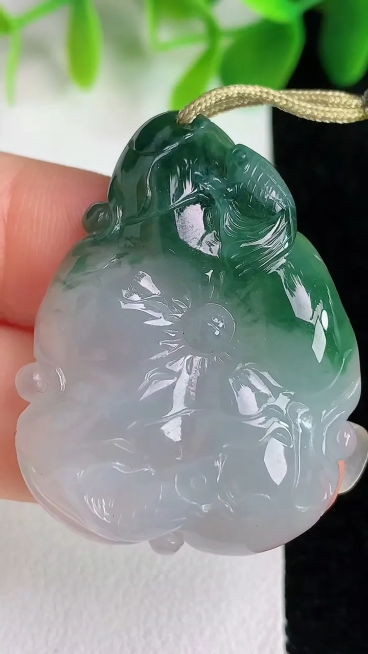 天然A货翡翠荷叶鱼吊坠，尺寸37-28.6-6.2，重量:11.55g
5月26日