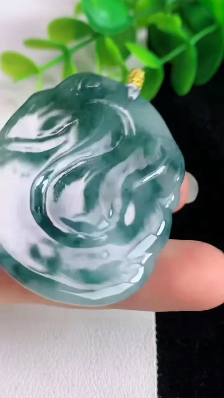 天然A货翡翠飘花生肖蛇吊坠，尺寸45-37.8-5.6，重量:20.05g
5月26日