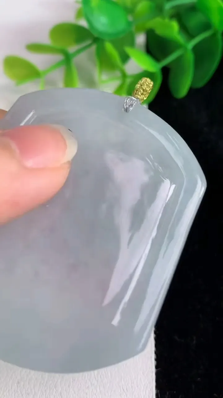 天然A货翡翠白冰生肖马牌吊坠，尺寸52.2-44.4-5.6，重量:28.14g
5月26日