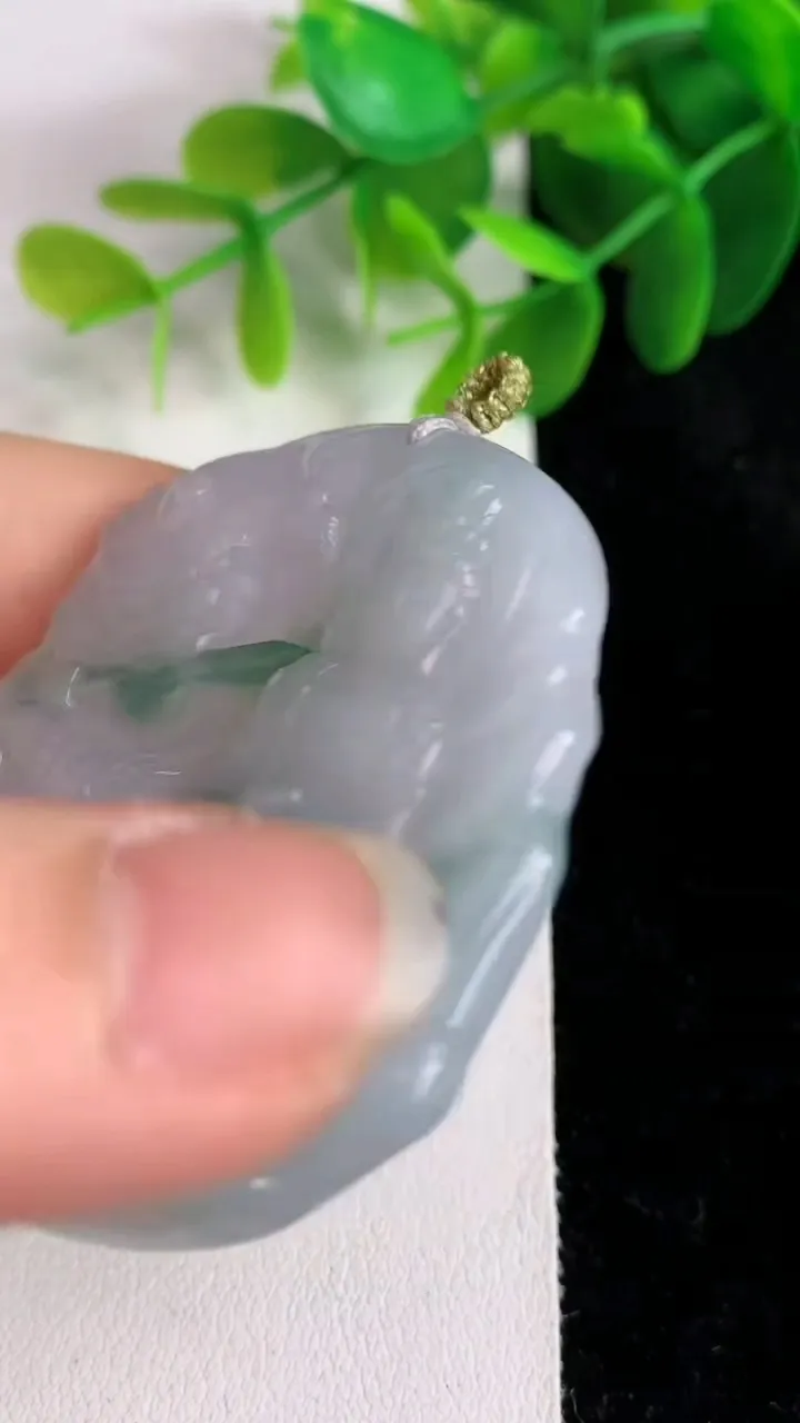 天然A货翡翠飘花文殊菩萨吊坠，尺寸49.3-43.6-5.3，重量:25.34g
5月26日