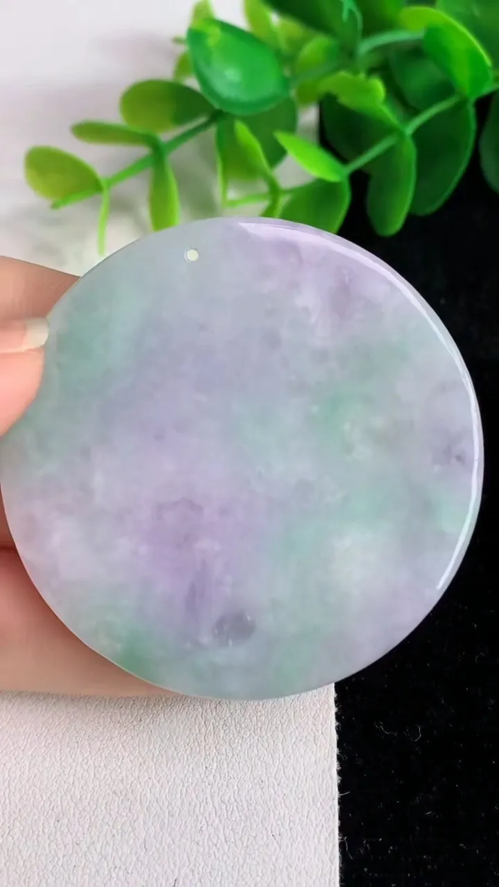 天然A货翡翠春带彩 紫罗兰山水牌吊坠，尺寸52-5.7，重量:33.70g
5月26日