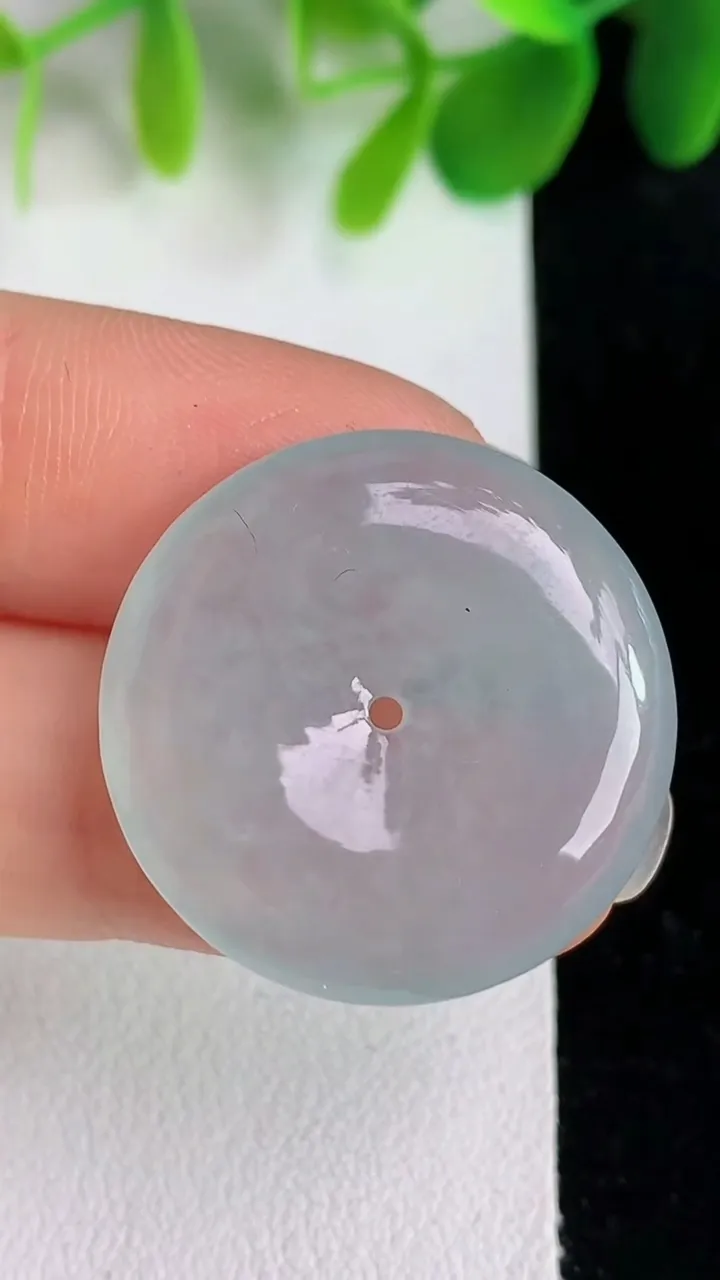 天然A货翡翠白冰平安扣吊坠，尺寸25-4.7，重量:6.20g
5月26日