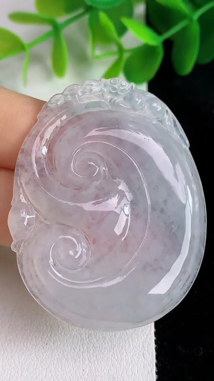 天然A货翡翠白冰如意吊坠，尺寸49.8-39-4.5，重量:15.57g
5月26日