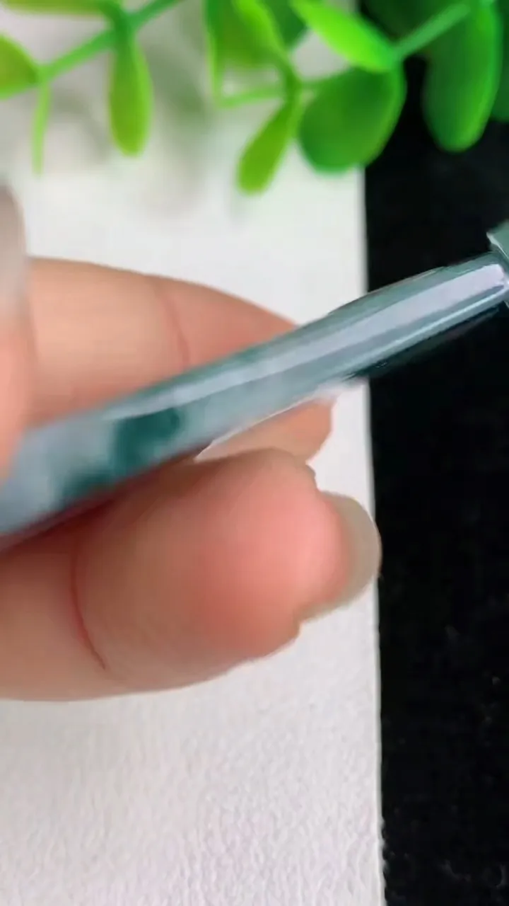 天然A货翡翠飘花仿古无事牌吊坠，尺寸45.6-24-5.4，重量:16.25g
5月26日