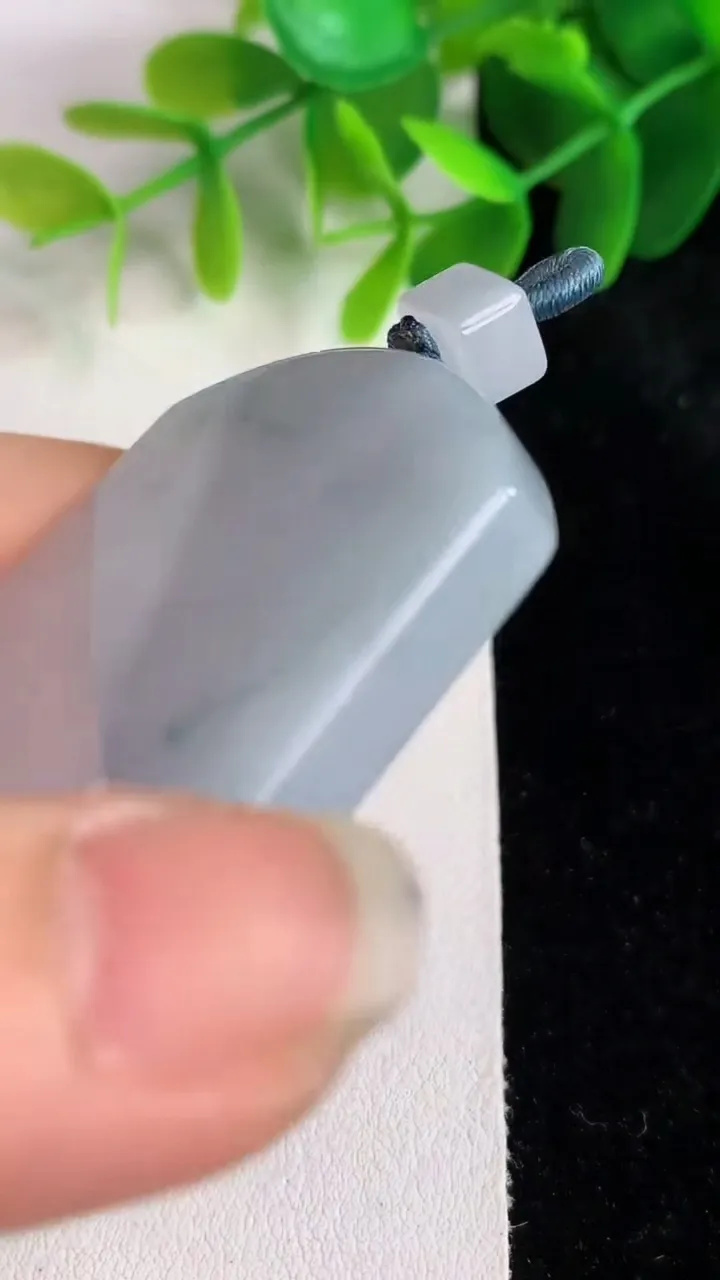 天然A货翡翠飘花无事牌吊坠，尺寸54-41-5.8，重量:40.10g
5月26日