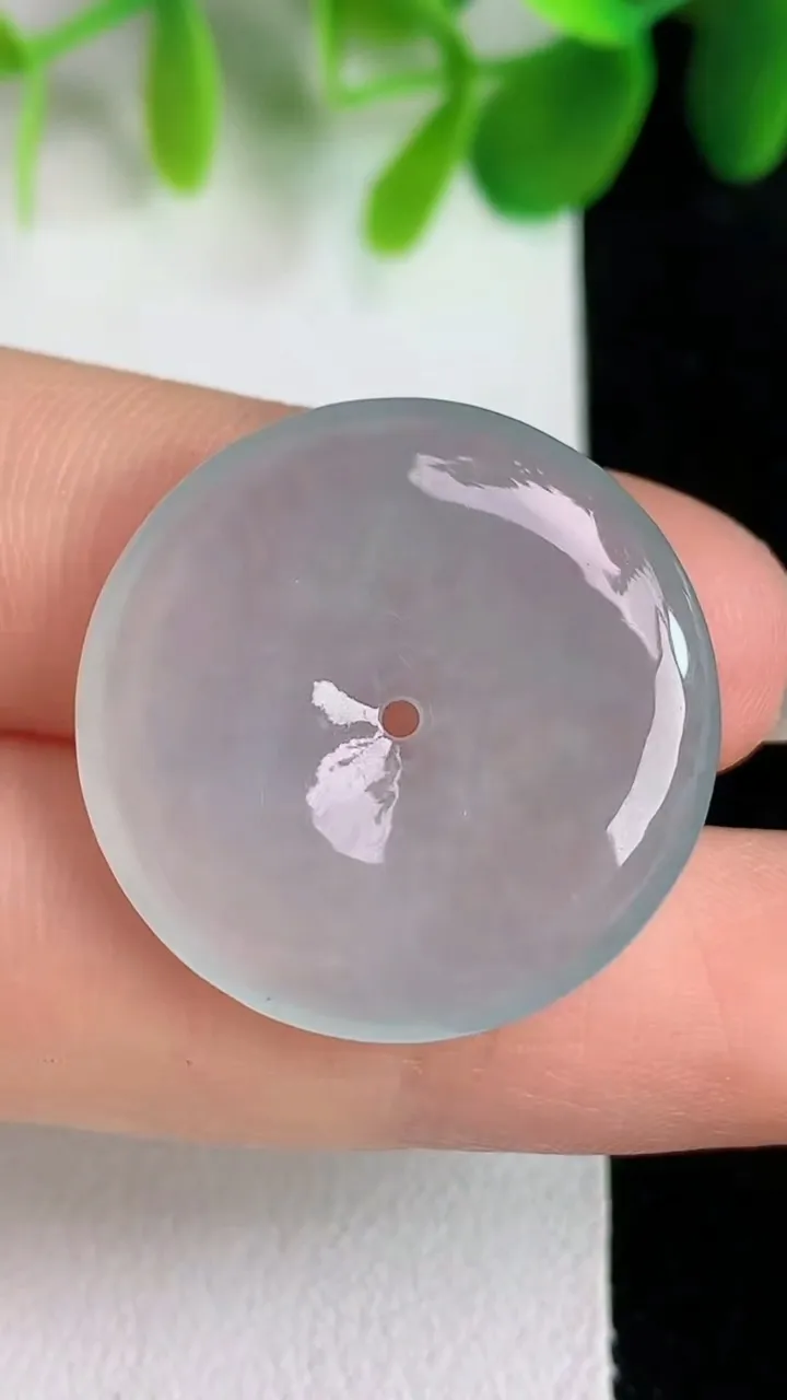 天然A货翡翠白冰平安扣吊坠，尺寸25-4.7，重量:6.20g
5月26日