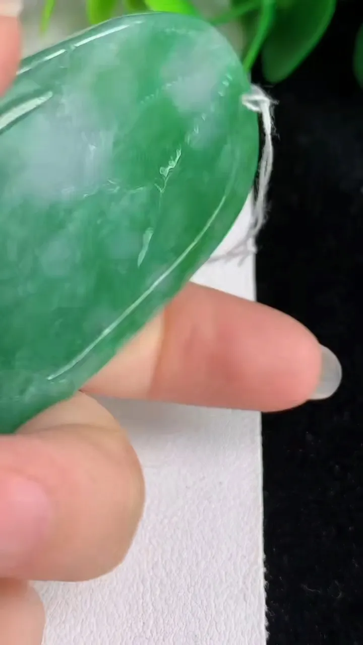 天然A货翡翠山水牌吊坠，尺寸62.2-36.2-5.3，重量:30.20g
5月26日