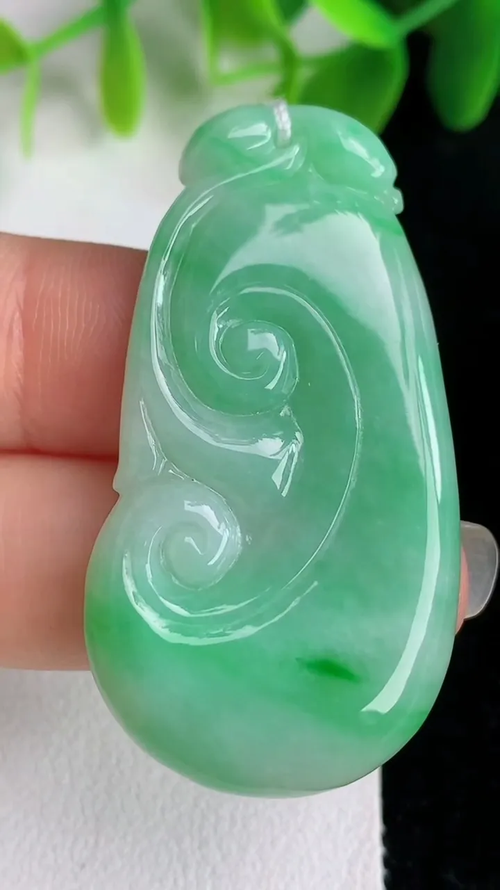 天然A货翡翠如意吊坠，尺寸45.2-23.2-4，重量:10.00g
5月26日