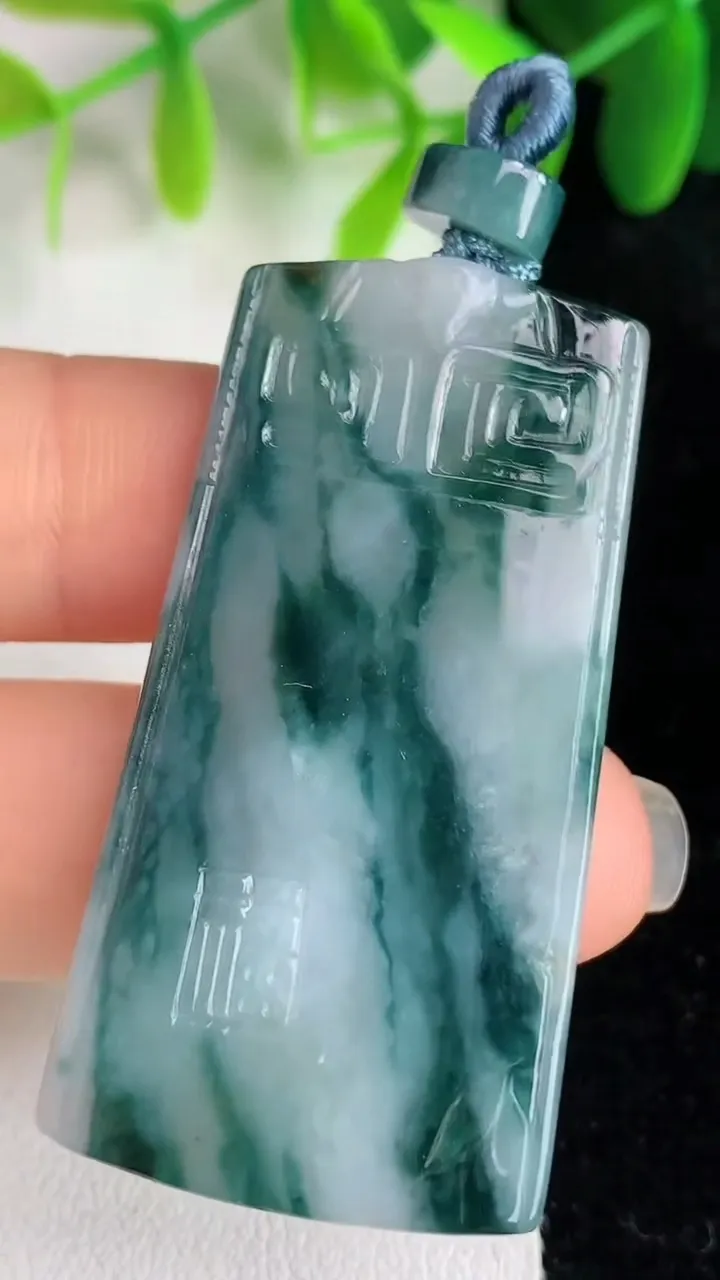 天然A货翡翠飘花仿古无事牌吊坠，尺寸45.6-24-5.4，重量:16.25g
5月26日