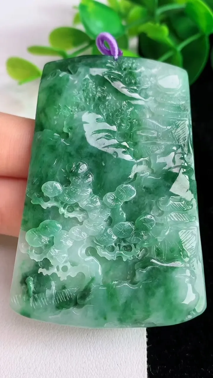 天然A货翡翠山水牌吊坠，尺寸65.8-45.3-5，重量:34.37g
5月26日