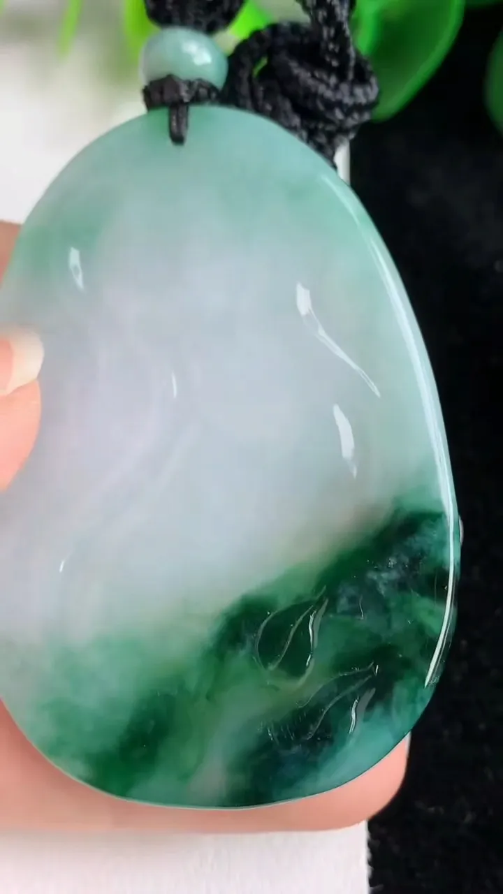 天然A货翡翠大势至观音菩萨吊坠，尺寸56.7-39.4-4.5，重量:27.25g
5月26日