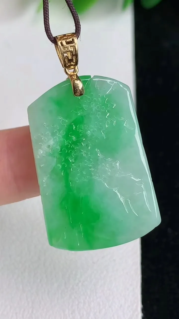 天然A货翡翠山水牌吊坠，尺寸28-19.3-5，重量:7.00g
5月26日
