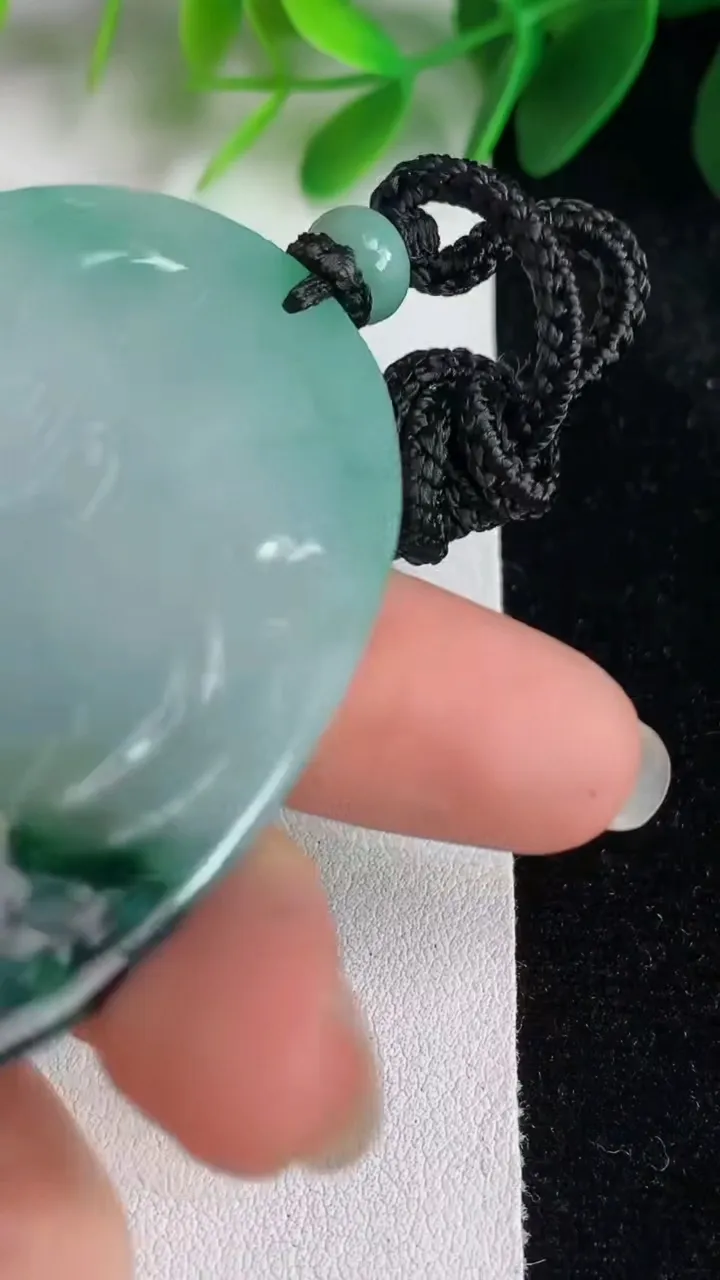 天然A货翡翠大势至观音菩萨吊坠，尺寸56.7-39.4-4.5，重量:27.25g
5月26日